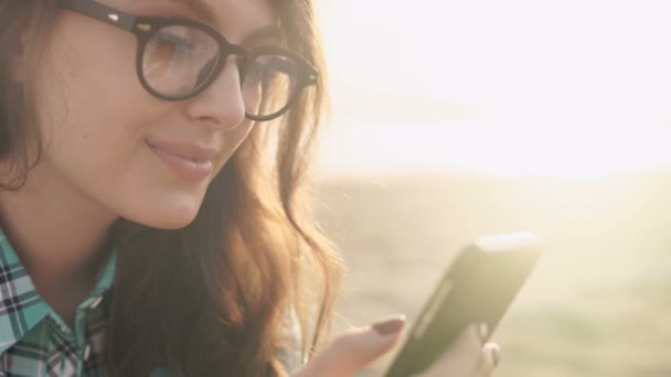 Mladé stylové hezká žena, ruce držící telefon, džínové košile a džíny — Stock video