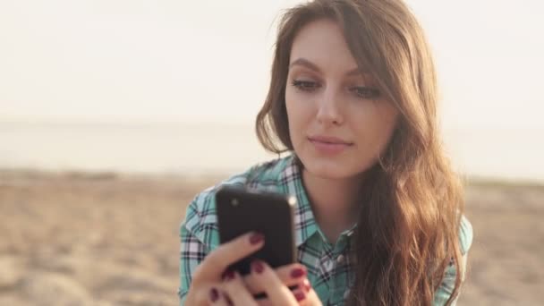 Jonge stijlvolle mooie vrouw, handen met een telefoon, denim shirt en spijkerbroek — Stockvideo