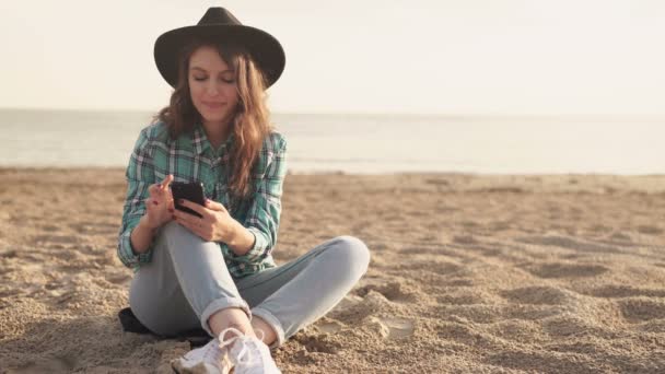 Piękna młoda kobieta robi selfie na plaży — Wideo stockowe