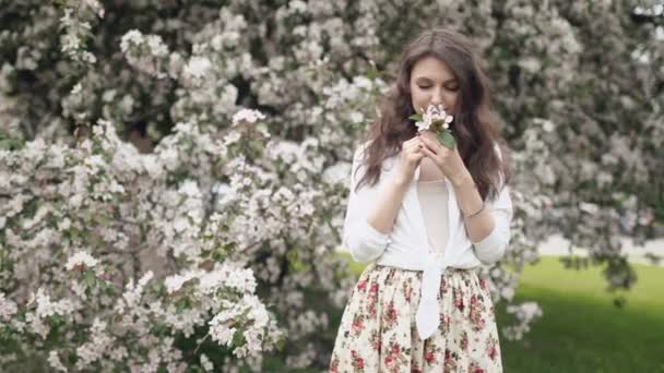 Hermosa mujer natural en el jardín de manzana — Vídeo de stock