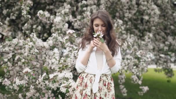 Красива натуральна жінка в саду з яблуками — стокове відео