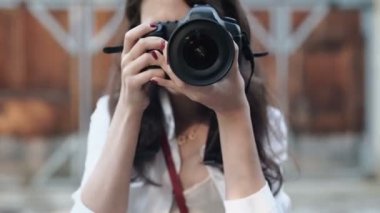 kadın sokakta kamera ile.