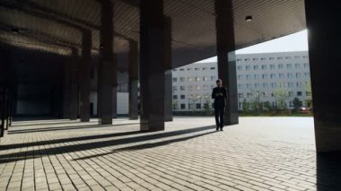 Ofise yürürken Smartphone kullanarak iş insanlar manifatura