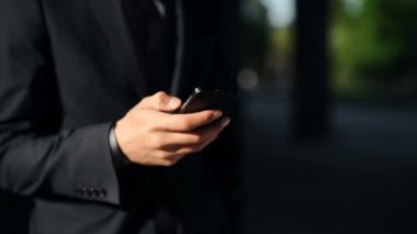 Smartphone kullanarak rahat kentsel profesyonel iş adamı