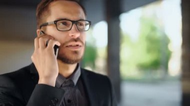 hücre telefon sahip genç başarılı iş adamı portresi