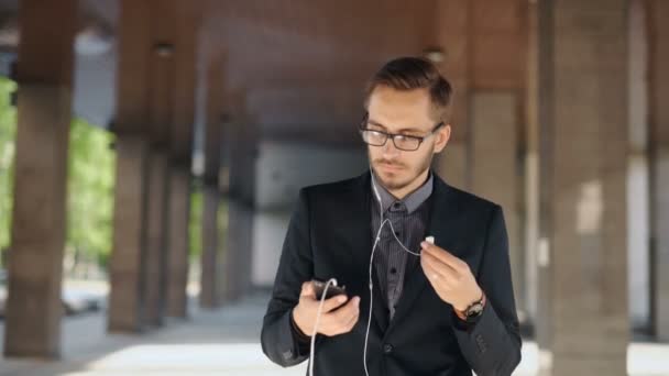 Schöner junger Manager mit Smartphone in London — Stockvideo