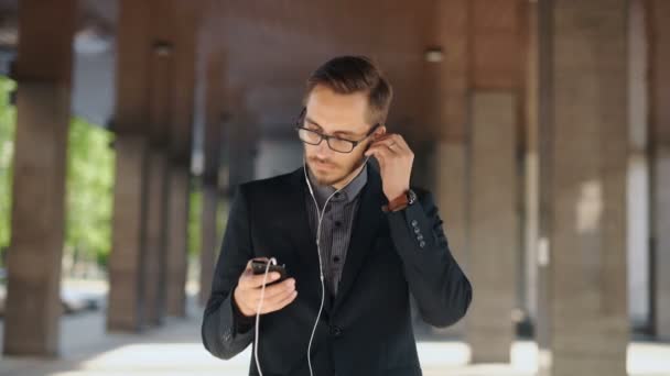 Bonito jovem gerente com smartphone em Londres — Vídeo de Stock