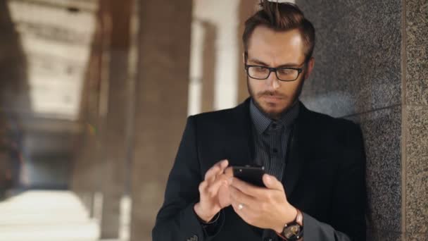 Homme d'affaires professionnel urbain occasionnel utilisant un smartphone — Video