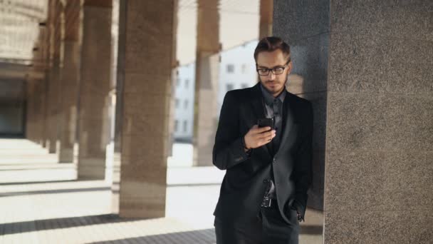 Casual homem de negócios profissional urbano usando smartphone — Vídeo de Stock
