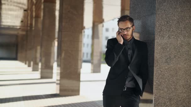 Porträtt av ung framgångsrik affärsman med cellen telefon — Stockvideo