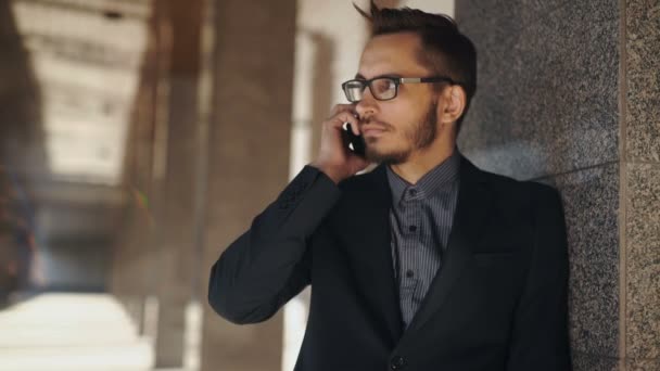 Portrait d'un jeune homme d'affaires prospère ayant un téléphone cellulaire — Video