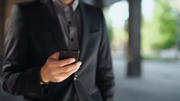 Casual homem de negócios profissional urbano usando smartphone — Vídeo de Stock