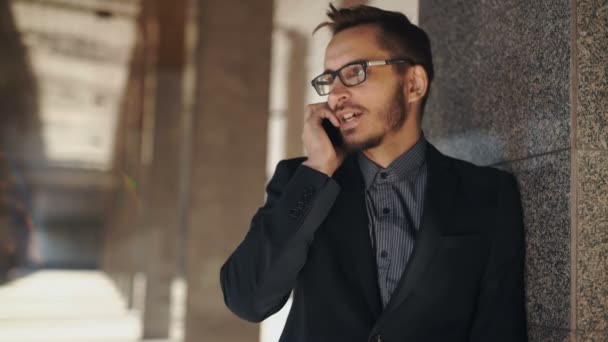 Retrato de un joven exitoso hombre de negocios que tiene teléfono celular — Vídeos de Stock