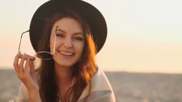 Πορτρέτο του όμορφη νεαρή γυναίκα στην παραλία στο ηλιοβασίλεμα — Αρχείο Βίντεο