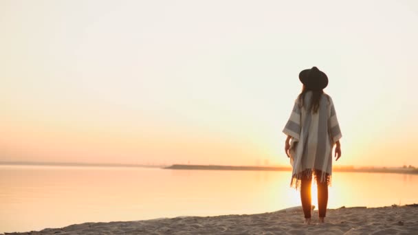 Glimlach van vrijheid en geluk vrouw op strand. — Stockvideo