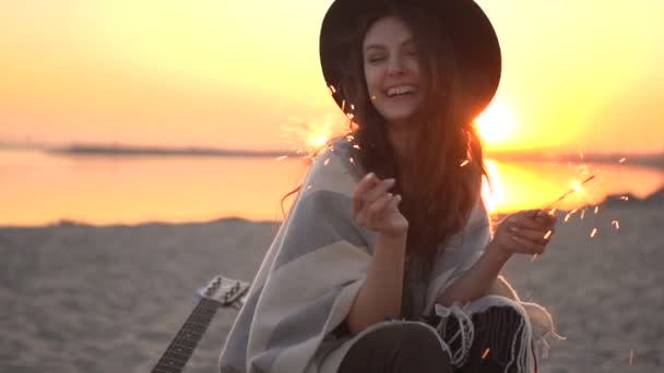 Lento movimiento. Clip de mujer feliz y emocionada celebrando — Vídeo de stock