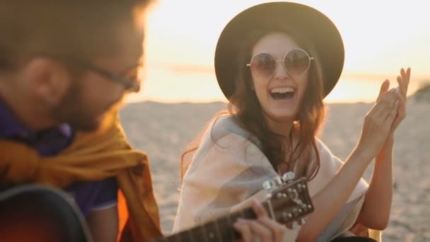 Gente celebración playa fiesta verano vacaciones concepto — Vídeo de stock