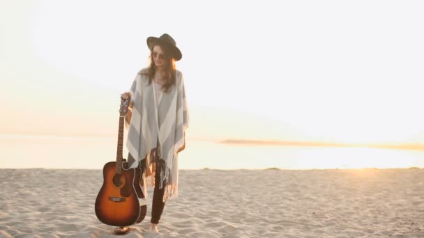 Bella giovane donna che suona la chitarra sulla spiaggia — Video Stock