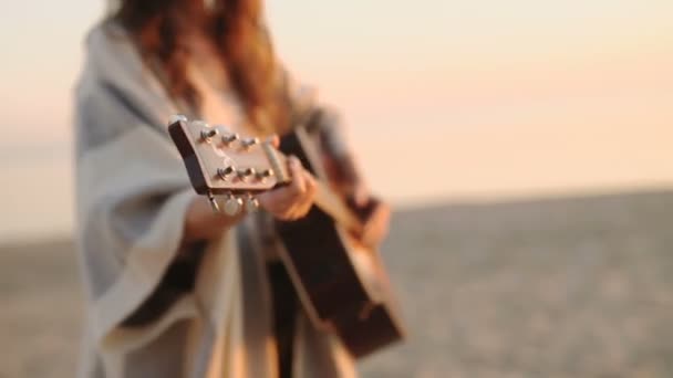 En cámara lenta. hermosa chica tocando la guitarra — Vídeos de Stock