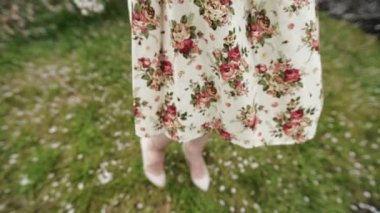 Ağır çekim. Kadının ellerini beyaz elma yaprakları ile güzel closeup.