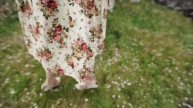 Ağır çekim. Kadının ellerini beyaz elma yaprakları ile güzel closeup.