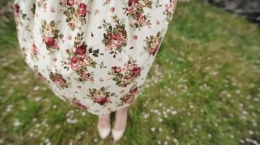 Ağır çekim. Kadının ellerini beyaz elma yaprakları ile güzel closeup.