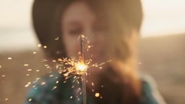 Ağır çekim klip kutluyor mutlu ve heyecanlı kadın