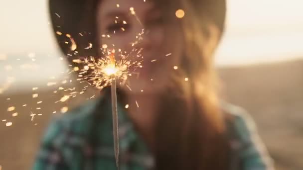 Lento clipe de movimento de mulher feliz e animado celebrando — Vídeo de Stock