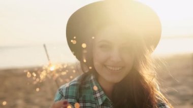 Ağır çekim klip kutluyor mutlu ve heyecanlı kadın