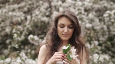 Ağır çekim. Elma bahçesinde güzel doğal kadın