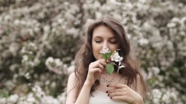 Ağır çekim. Elma bahçesinde güzel doğal kadın