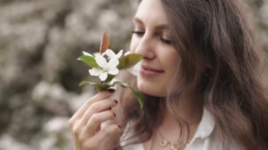 Ağır çekim. Elma bahçesinde güzel doğal kadın