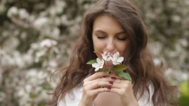 Ağır çekim. Elma bahçesinde güzel doğal kadın