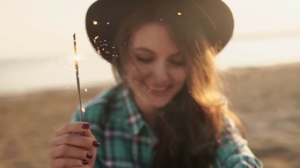 Clip en cámara lenta de mujer feliz y emocionada celebrando — Vídeo de stock