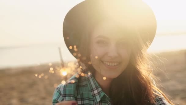 Lento clipe de movimento de mulher feliz e animado celebrando — Vídeo de Stock