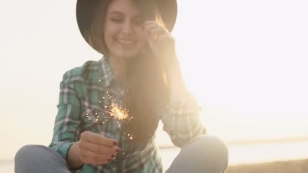 Медленный клип счастливой и взволнованной женщины, празднующей — стоковое видео