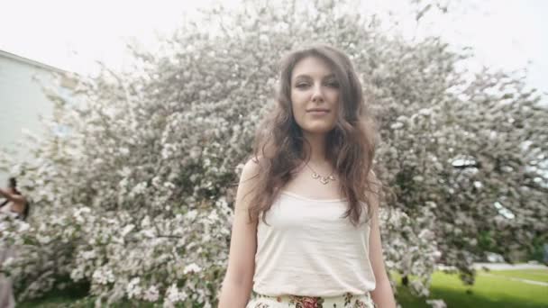 A cámara lenta. Hermosa mujer natural en el jardín de manzana — Vídeos de Stock