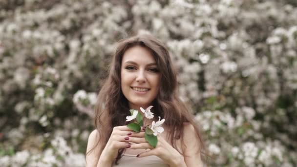 Ağır çekim. Elma bahçesinde güzel doğal kadın — Stok video