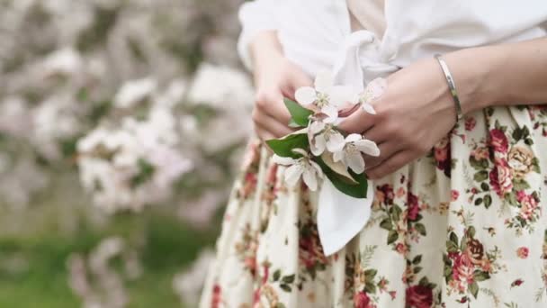 Rallentatore. Bella donna naturale nel giardino di mela — Video Stock