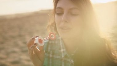 Kız sahilde kabarcıklar üfleme