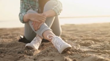 Seyahat kavramı - sahilde kadınla