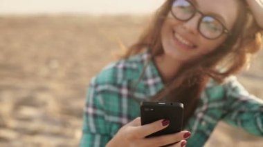 şık genç kadın, bir telefon, kot gömlek ve pantolon holding eller güzel.