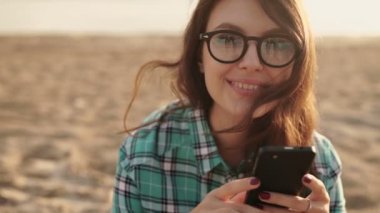 şık genç kadın, bir telefon, kot gömlek ve pantolon holding eller güzel.