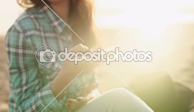 şık genç kadın, bir telefon, kot gömlek ve pantolon holding eller güzel.