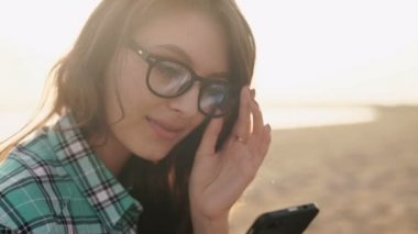 şık genç kadın, bir telefon, kot gömlek ve pantolon holding eller güzel.