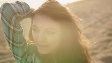 plajda uzağa bakarak gülen rahat genç sarışın, yakın çekim