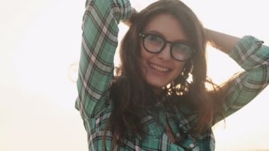 Uzakta vasıl belgili tanımlık kıyı arıyorsunuz bir gülümseyen rahat genç sarışın kadının yakın çekim