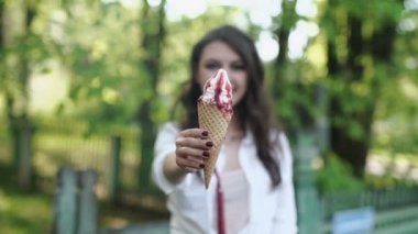 Ağır çekim. Dondurma, açık yemek genç mutlu kadın portresi