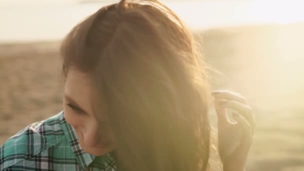 Close up de uma jovem mulher loira relaxada sorridente olhando para a praia — Vídeo de Stock