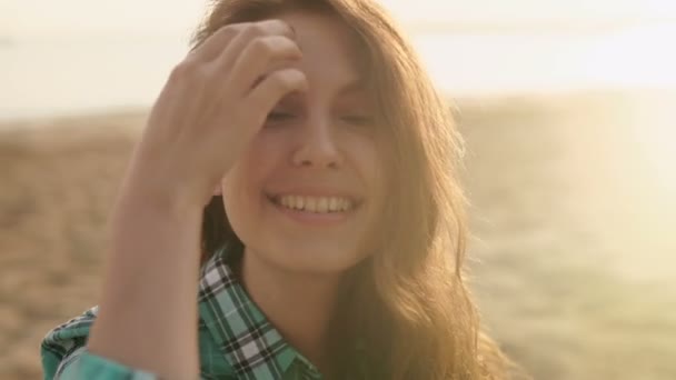 Κοντινό πλάνο της ένα χαμογελαστό χαλαρή νεαρή γυναίκα ξανθά βλέπουν μακριά από την παραλία — Αρχείο Βίντεο